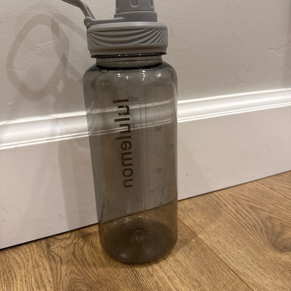 LULULEMON BACK TO LIFE CLEAR BOTTLE 32 oz in Grey - Picture 5 of 6